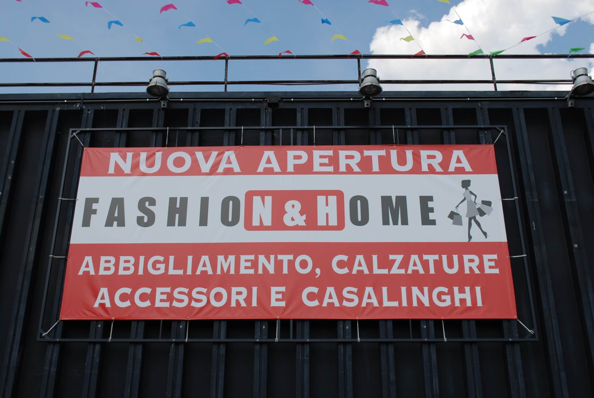 Striscione applicato in pvc per un negozio di abbigliamento