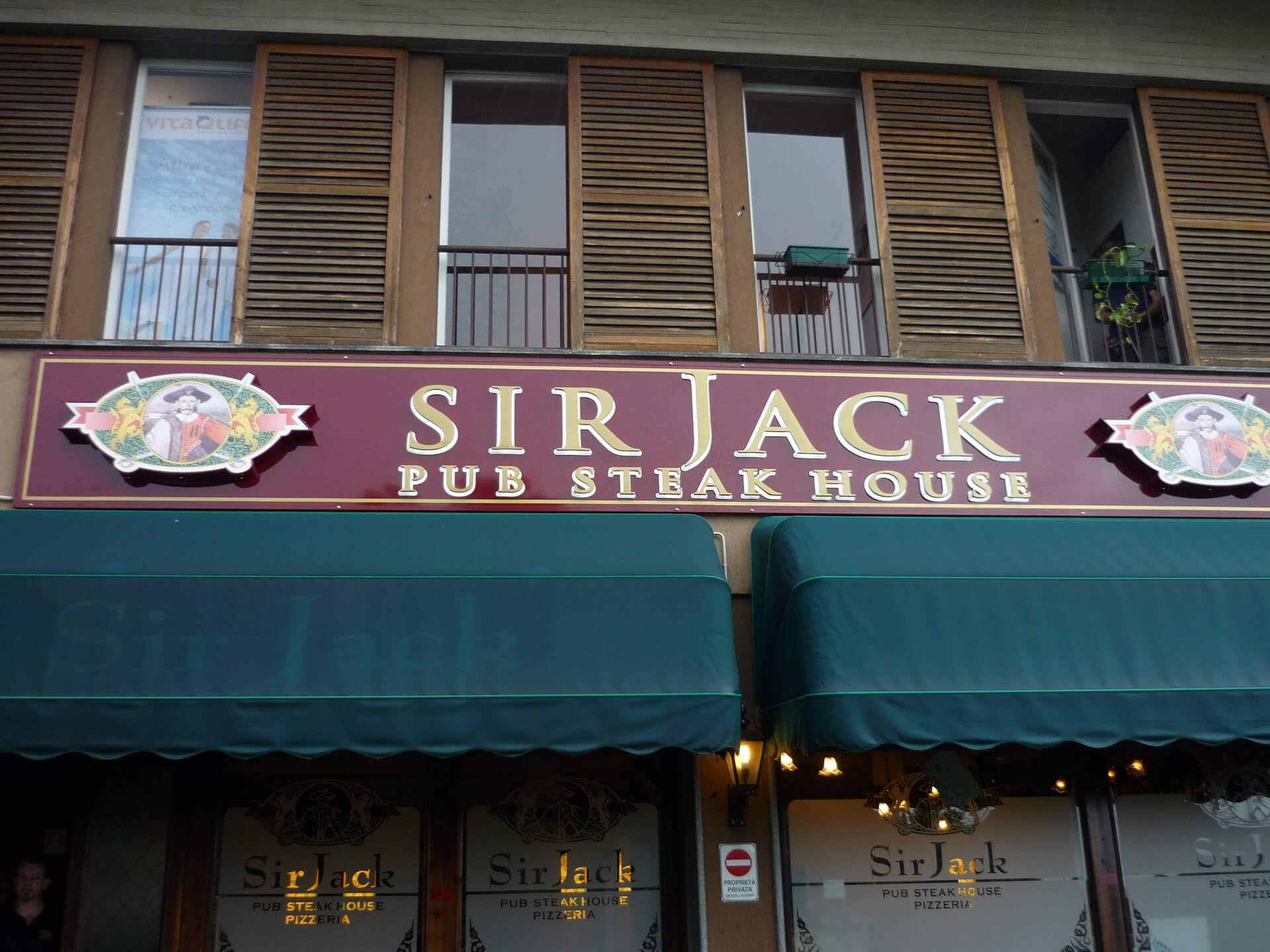 Targa antica retroilluminata del pub Sir Jack